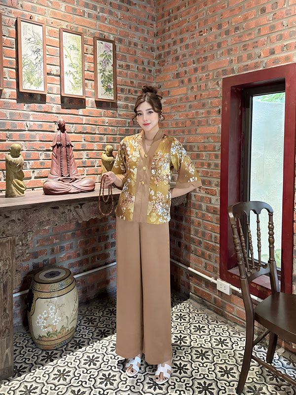 pháp phục nữ phom rộng quanaodichua (8) Bộ pháp phục nữ phom rộng cổ V lụa vân gỗ NHV08 - Hình ảnh 1